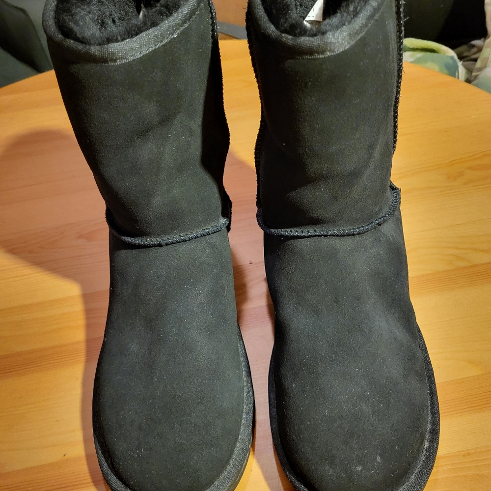 Koolaburra Women's Black size 8.